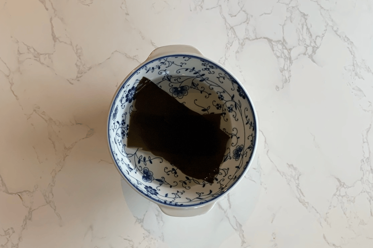 Kombu soaked in cold water